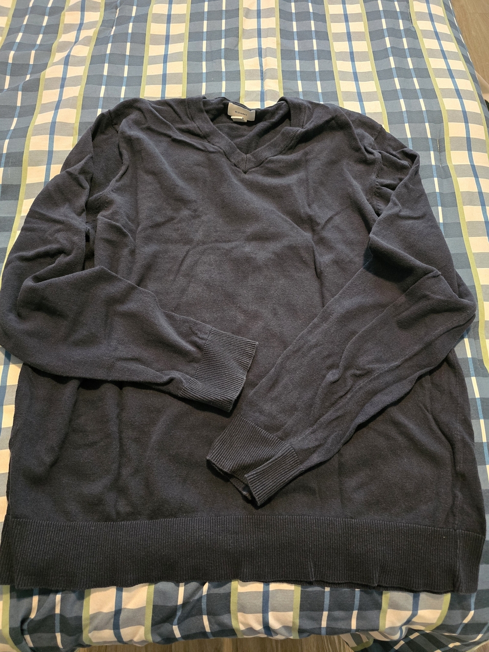 Old Navy Men's V-Neck Sweater in Navy Blue
